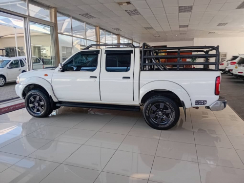 Nissan Np300 2.5TDi D/c 4x4 in Namibia
