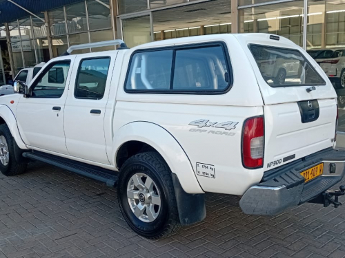 Nissan Np300 2.5TDi D/c 4x4 in Namibia