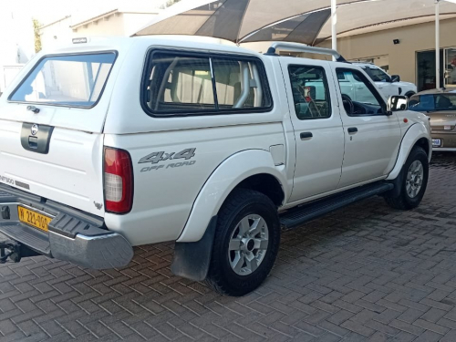 Nissan Np300 2.5TDi D/c 4x4 in Namibia