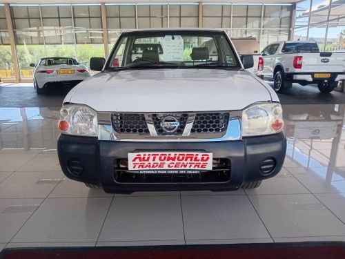 Nissan NP300 2.0i S/C 4x2 in Namibia