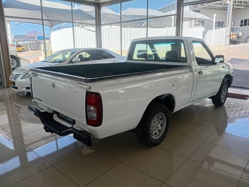 Nissan NP300 2.0i S/C 4x2 in Namibia