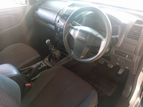 Isuzu KB 240 LE D/c 4x4 in Namibia