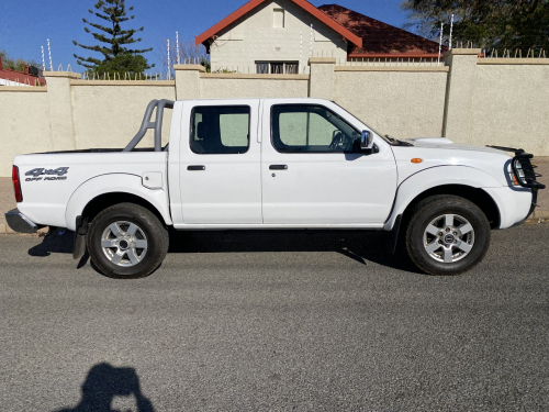 Nissan NP300 2,5Tdi Diesel Dcab 4x4 in Namibia