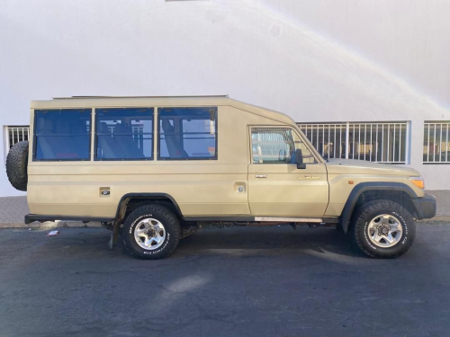 Toyota Land Cruiser Safari 10-seater 4.2 Diesel 4x4 in Namibia