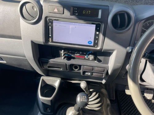 Toyota Land Cruiser Safari 10-seater 4.2 Diesel 4x4 in Namibia