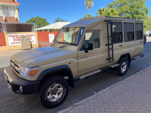 Toyota Land Cruiser Safari 10-seater 4.2 Diesel 4x4 in Namibia