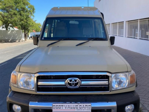 Toyota Land Cruiser Safari 10-seater 4.2 Diesel 4x4 in Namibia