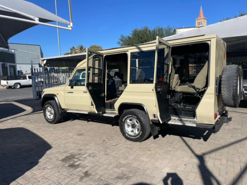 Toyota Land Cruiser Safari 10-seater 4.2 Diesel 4x4 in Namibia