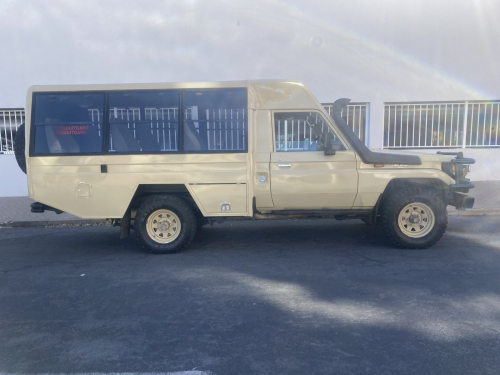 Toyota Land Cruiser 4.2 Diesel Safari 9-Seater in Namibia