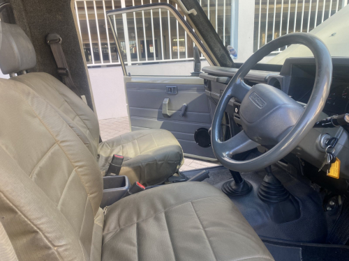Toyota Land Cruiser 4.2 Diesel Safari 9-Seater in Namibia