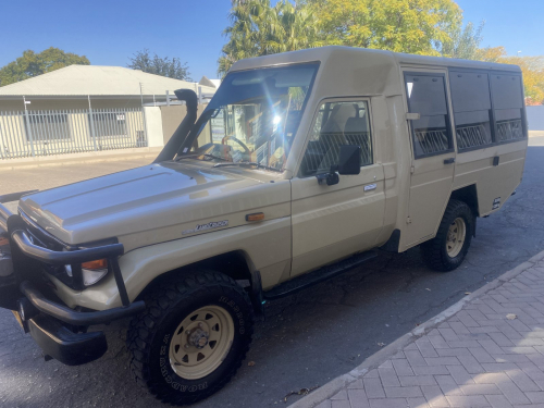 Toyota Land Cruiser 4.2 Diesel Safari 9-Seater in Namibia