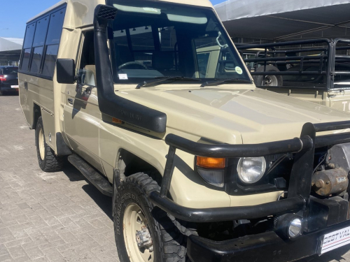 Toyota Land Cruiser 4.2 Diesel Safari 9-Seater in Namibia