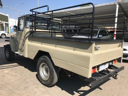 Toyota Land Cruiser 3.8 Petrol Scab 4x4 in Namibia