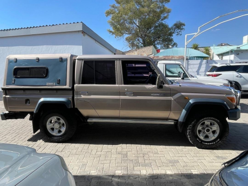 Toyota Land Cruiser V6 DCab 4x4 in Namibia