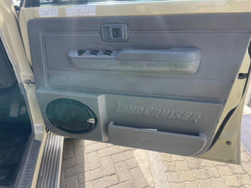 Toyota Land Cruiser V6 DCab 4x4 in Namibia