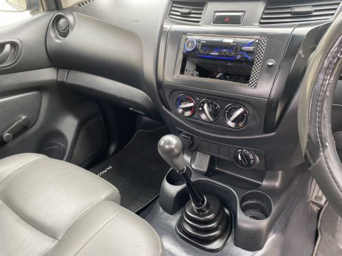 Nissan Nissan Navara Safari 7-seater 2.5 Tdi 4x4 in Namibia