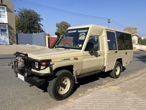 Toyota Land Cruiser 4.2 Diesel Safari 9-seater in Namibia