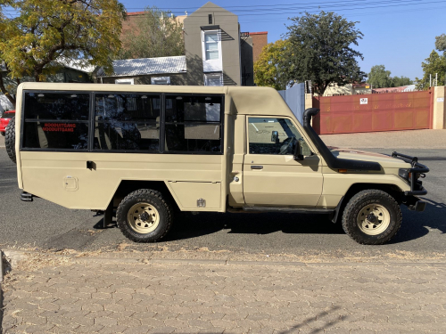 Toyota Land Cruiser 4.2 Diesel Safari 9-seater in Namibia