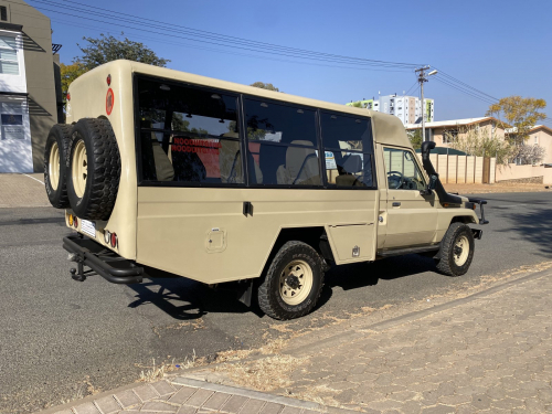 Toyota Land Cruiser 4.2 Diesel Safari 9-seater in Namibia