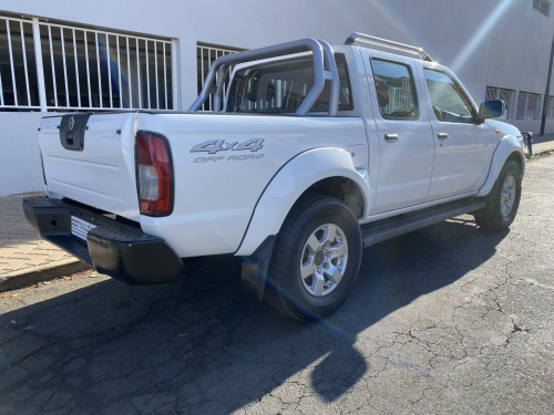 Nissan NP300 2.5  Dcab 4x4 in Namibia