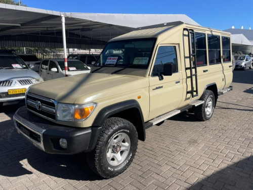 Toyota Land Cruiser 4.2 Safari 10-seater in Namibia