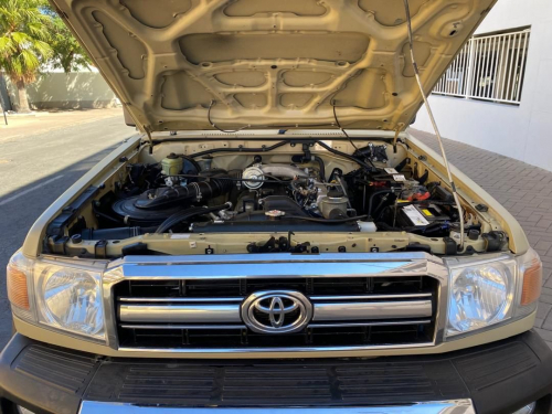 Toyota Land Cruiser 4.2 Safari 10-seater in Namibia