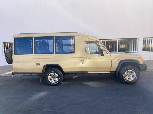 Toyota Land Cruiser 4.2 Safari 10-seater in Namibia