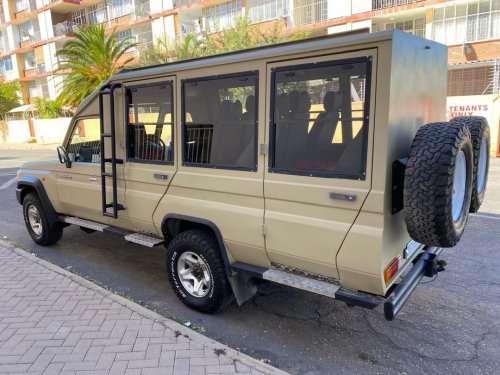 Toyota Land Cruiser 4.2 Safari 10-seater in Namibia