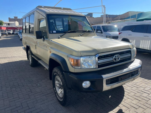 Toyota Land Cruiser 4.2 Safari 10-seater in Namibia