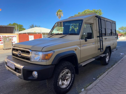 Toyota Land Cruiser 4.2 Safari 10-seater in Namibia