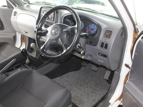 Nissan NP300 2.5 TDI DC in Namibia