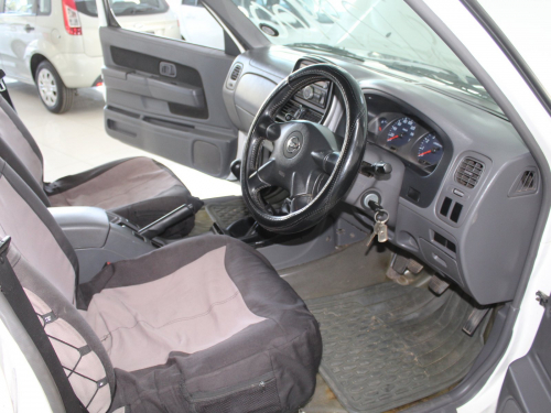 Nissan Nissan Np300 2.4i in Namibia