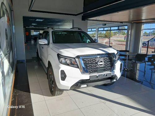 Nissan Navara 2.5d LE Plus A/T 4x4 D/C in Namibia