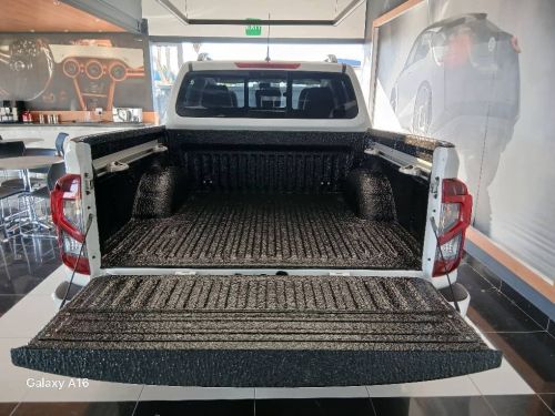 Nissan Navara 2.5d LE Plus A/T 4x4 D/C in Namibia