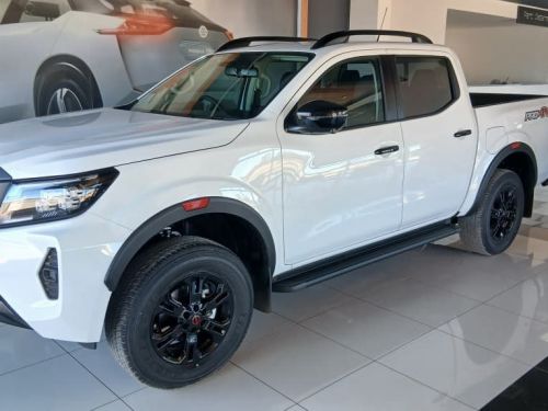 Nissan Navara Pro-4x 2.5d 4x4 A/T D/C in Namibia