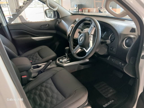 Nissan Navara 2.5D LE Plus 4x4 D/C A/T in Namibia