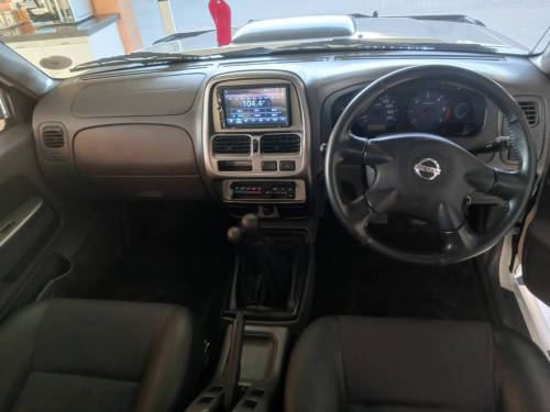 Nissan Np300 2.5d 4x4 D/C in Namibia