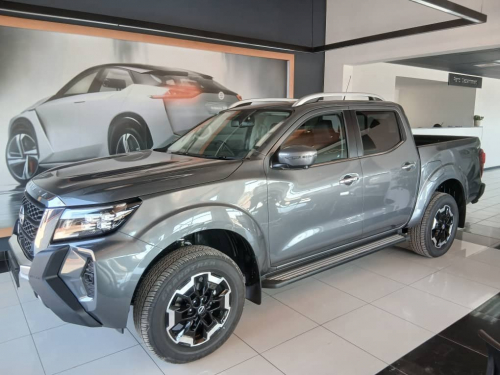 Nissan Navara 2.5d LE Plus 4x4 D/C A/T in Namibia