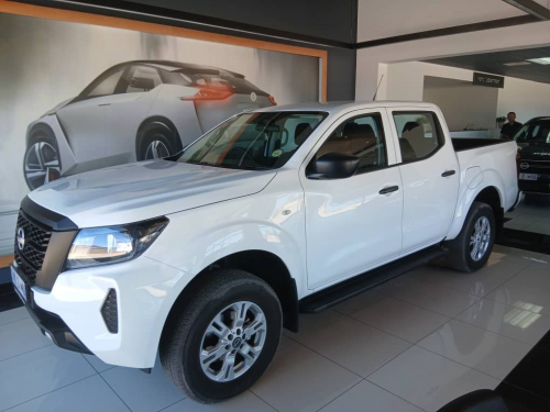 Nissan Navara 2.5d SE Plus 4x4 D/C M/T in Namibia