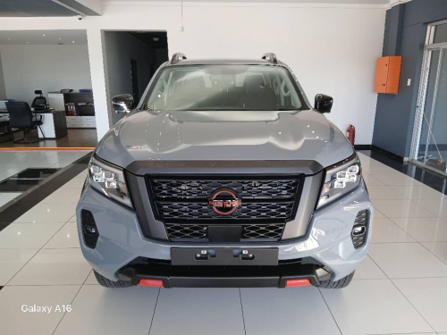 Nissan Navara 2.5d 4x4 Pro-4x D/C A/T in Namibia