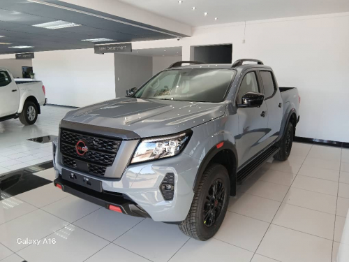 Nissan Navara 2.5d 4x4 Pro-4x D/C A/T in Namibia