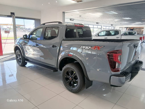Nissan Navara 2.5d 4x4 Pro-4x D/C A/T in Namibia