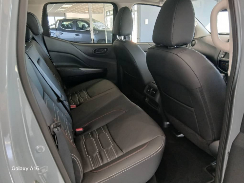 Nissan Navara 2.5d 4x4 Pro-4x D/C A/T in Namibia