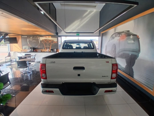 JAC T8 2.0d lux 4x2 D/C M/T in Namibia