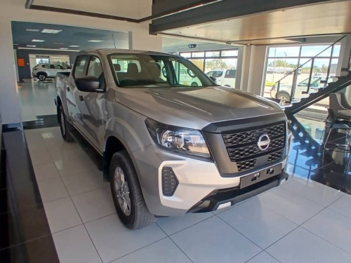 Nissan Navara 2.5 SE Plus 4x4 D/C A/T in Namibia