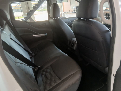 Nissan Navara 2.5D LE Plus 4x4 D/C A/T in Namibia